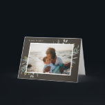 Elegant Winter Foliage Holiday Foto grijs Feestdagen Kaart<br><div class="desc">Elegant waterverf winterblad,  grijze zandfotokaart. Binnen kaart verstrekt een ruimte van de sjabloon van de fotocollage drie en veelvoudige tekstlijnen voor persoonlijk bericht,  namen en jaar.</div>