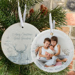 Elegant Winter Forest en Stag Persoonlijke foto Keramisch Ornament<br><div class="desc">Foto kerstversiering die je kunt personaliseren voor Great Grandma of iemand anders! Het ontwerp heeft een elegante waterverf scène aan één kant van een winterbos van dennenbomen en een staart. De andere kant heeft uw foto en uw namen of andere douanetekst. Het fotomalplaatje toont uw foto in rond formaat zodat,...</div>