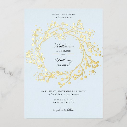 Elegant Winter Ice Blue Gouden bessen krans bruilo Folie Uitnodiging (Voorkant)