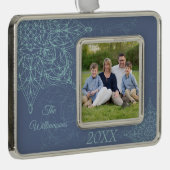 Elegant Winter Snowflake Design in Blauw Verzilverd Omlijst Ornament (Rechts)