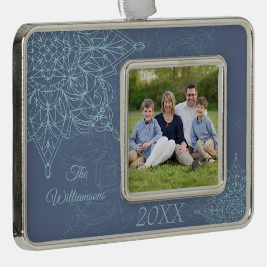 Elegant Winter Snowflake Design in Blauw Verzilverd Omlijst Ornament (Rechts)