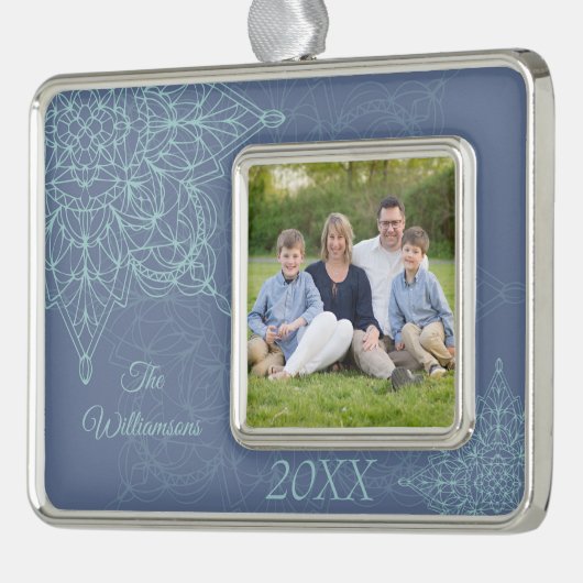 Elegant Winter Snowflake Design in Blauw Verzilverd Omlijst Ornament (Links)