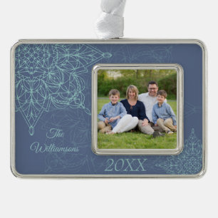 Elegant Winter Snowflake Design in Blauw Verzilverd Omlijst Ornament