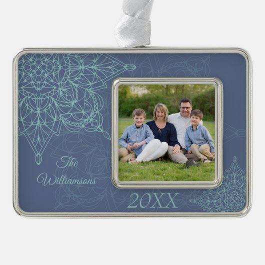 Elegant Winter Snowflake Design in Blauw Verzilverd Omlijst Ornament (Voorkant)