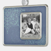 Elegant Winter Snowflake Design in Blauw Verzilverd Omlijst Ornament (Links)