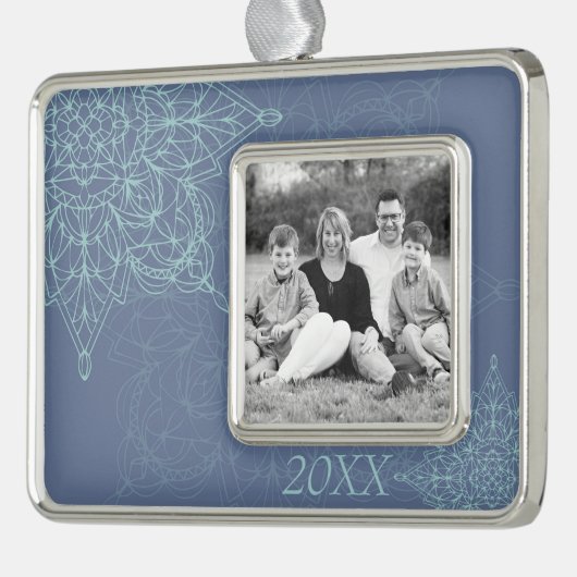 Elegant Winter Snowflake Design in Blauw Verzilverd Omlijst Ornament (Links)