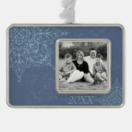 Elegant Winter Snowflake Design in Blauw Verzilverd Omlijst Ornament