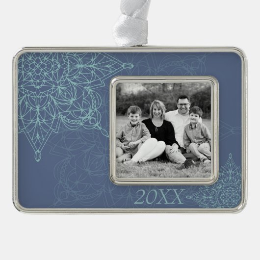 Elegant Winter Snowflake Design in Blauw Verzilverd Omlijst Ornament (Voorkant)