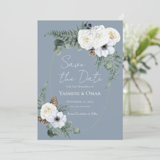 Elegant Wit Bloemen Stoffig Blauw Save the Date Kaart (Staand voorkant)
