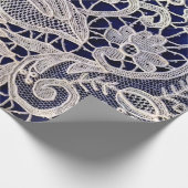 Elegant wit bloemig antiek kant op marineblauw cadeaupapier (Hoek)