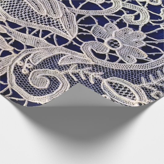 Elegant wit bloemig antiek kant op marineblauw cadeaupapier (Hoek)