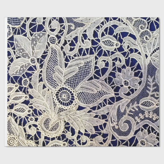Elegant wit bloemmotief antieke kant op marineblau cadeaupapier (Vlak)