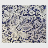 Elegant wit bloemmotief kant op marineblauw cadeaupapier (Vlak)