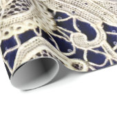 Elegant wit bloemmotief kant op marineblauw cadeaupapier (Rol Hoek)