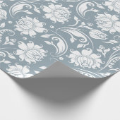 Elegant wit en blauw-grijs bloemendamast patroon cadeaupapier (Hoek)