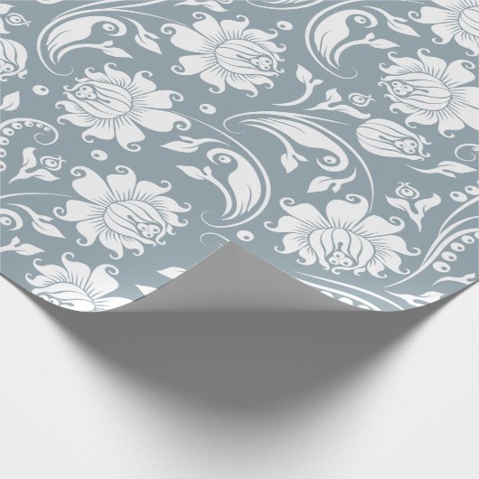 Elegant wit en blauw-grijs bloemendamast patroon cadeaupapier (Hoek)