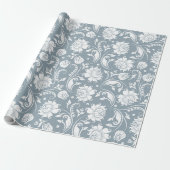 Elegant wit en blauw-grijs bloemendamast patroon cadeaupapier (Uitgerold)