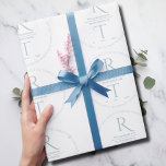 Elegant wit grijs monogram bruiloft inpakpapier<br><div class="desc">Introductie van onze Elegant Modern Script Photo Monogram Wedding Suite in zacht blauw-grijs en wit. Elk stuk is zorgvuldig ontworpen om een samenhangende elegante look en feel te creëer. Dit collectie bevat alle essentiële huwelijksbenodigdheden zoals Save-the-Date-briefkaarten, uitnodigingen, RSVP-kaarten, cadeauverpakking of gunstdozen en elk onderdeel van uw trouwsuite met een elegant...</div>