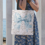 Elegant Wit kanten blauwe strik Tote Bag<br><div class="desc">Deze elegante tassen zijn perfect voor uw ontspannen levensstijl! Met een chique wit kantpatroon en blauw boogsticker kunnen deze tassen worden meegenomen naar eindeloze boerenmarkten,  slenteren door de straten op vakantie of zittend aan het strand.</div>