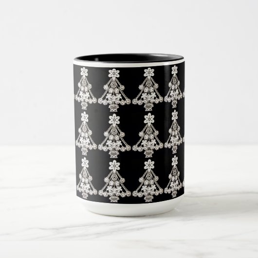 Elegant wit kerstornament over zwart mok (Midden)