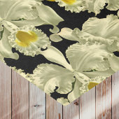 Elegant wit orchidee patroon op zwarte achtergrond tissuepapier