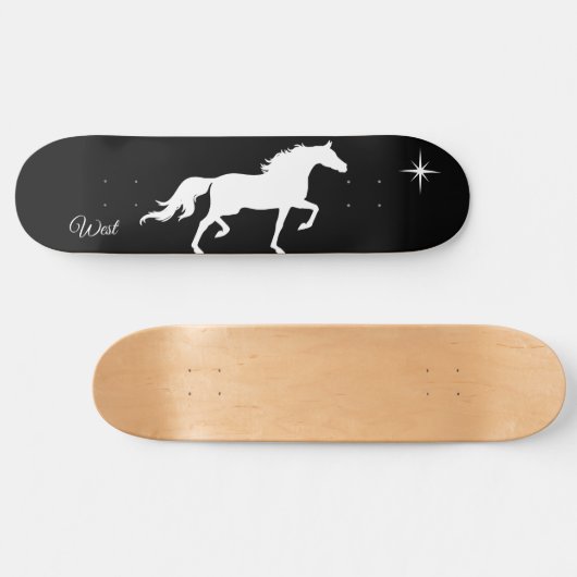 Elegant wit paardensilhouet, zwart persoonlijk skateboard (Horizontaal)