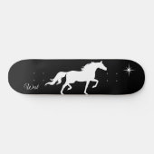 Elegant wit paardensilhouet, zwart persoonlijk skateboard (Horizontaal)
