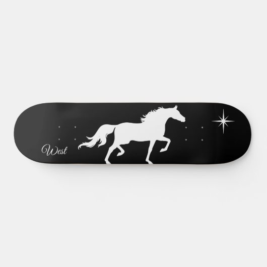 Elegant wit paardensilhouet, zwart persoonlijk skateboard (Horizontaal)