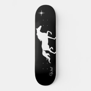 Elegant wit paardensilhouet, zwart persoonlijk skateboard