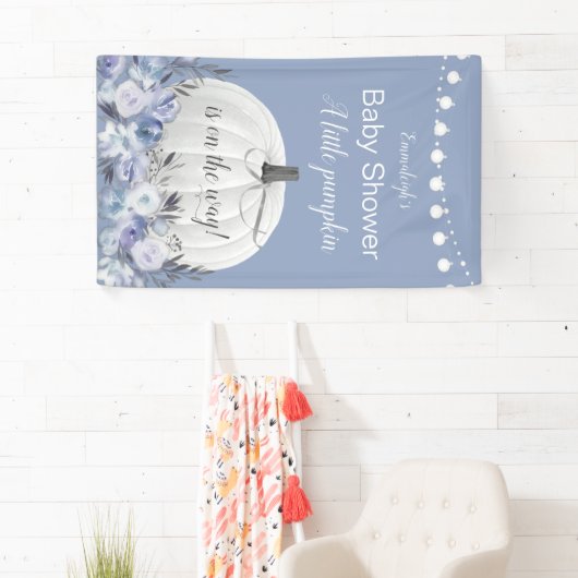 Elegant Wit Pompoen Stoffig Blauw Baby shower Spandoek (Insitu)
