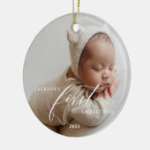 Elegant wit script baby's eerste kerstfoto keramisch ornament (Links)