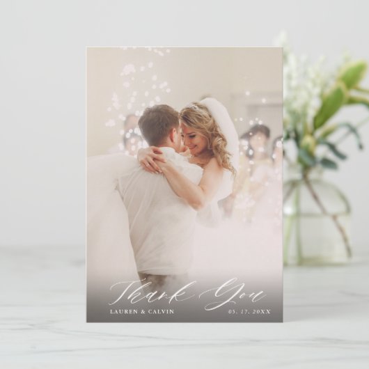 Elegant wit script bruiloft 2 foto bedankkaart (Staand voorkant)