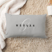Elegant wit script monogram & zwarte naam op licht kussen (Deken)