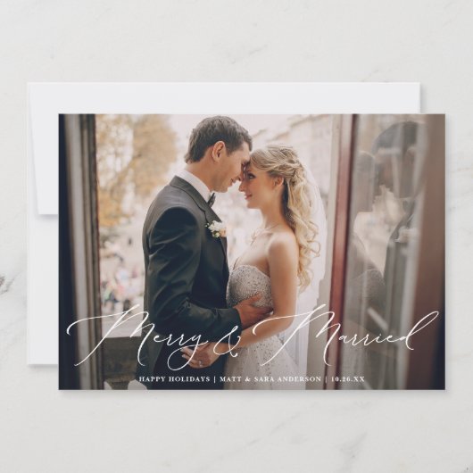 Elegant Wit Script Vrolijk & Getrouwd Foto Feestdagenkaart (Voorkant)
