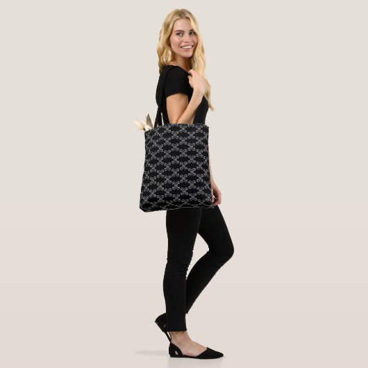 Elegant wit spiraalvormig patroon & streep op zwar tote bag (Op model)