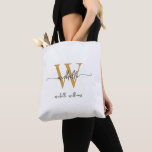 Elegant Witgoud Dames Gepersonaliseerd Monogram Tote Bag<br><div class="desc">Elegante moderne witte en gouden monogram beginletter naam handtekening script custom persoonlijke tas. Dit ontwerp bevat je voornaam in een mooie handgeschreven stijl met zwierende staart lettertypografie (of kalligrafie) met monogram beginletter en achternaam of volledige naam in goud en zwart op een witte achtergrond. Prachtig vrouwelijk geschenk voor verjaardag, Kerstmis,...</div>