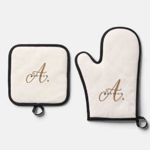 Elegant Witgouden Script Monogram Ovenwant & Pannenlap Set