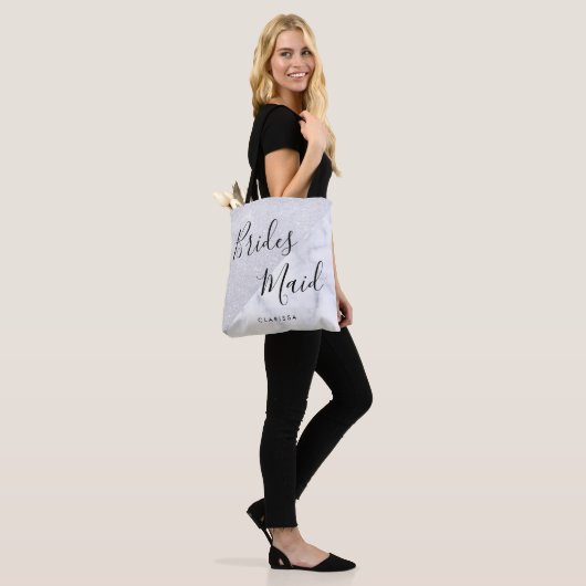 Elegant witte marmer en zilverglitter bruidsmeisje tote bag (Op model)