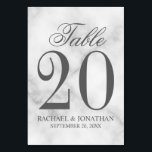 Elegant Witte Marmeren Tafelnummer Bruiloft<br><div class="desc">Elegante Bruiloft Tafel Nummerkaart
met titels "Table" in grijze elegante script lettertype met groot tafelnummer en bruiloft details in grijze serif lettertype op witte marmeren achtergrond.

Ook perfect voor bruidsuitnodiging,  repetitiediner,  verjaardagsfeest,  restaurants,  speciale gelegenheden partijen en evenementen.</div>