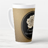 Elegant Witte Roos en Goud Design Latte Mok (Linkerhoek)