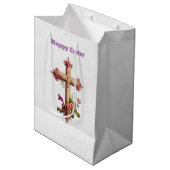 Elegant Wooden Cross met Roze Bloemen Pasen Medium Cadeauzakje (Voorkant Gekanteld)