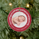 Elegant Wreath Baby's eerste Kerstmis | Foto Keramisch Ornament<br><div class="desc">Creëer een speciale hoepnaam voor het allereerste kerstfeest van baby's met deze stijlvolle foto-versiering!  Het kenmerkt een  laurel in wit rond het cirkelvormige fotomalplaatje. De sjablonen van de tekst zijn inbegrepen op de rug voor baby's naam en het jaar.</div>