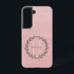 Elegant Wreath Monogram | Roze Samsung Galaxy Hoesje<br><div class="desc">Laad uw elektronische apparaat op met een Elegant Wreath Monogram Samsung Galaxy Hoesje. Het ontwerp van het hoesje is voorzien van een elegante bessen die u kunt personaliseren met jouw naam en monogram tegen een getextureerde achtergrond op papier.</div>
