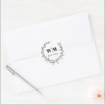 Elegant Wreath Monogram Wedding Ronde Sticker<br><div class="desc">Dit klassieke en elegante ontwerp kenmerkt een opvallende botanische kreet met monogram en minimale schone doopvonten. Bewerk eenvoudig de lettertypekleuren door op de knop Ontwerpgereedschap bewerken te klikken. Bekijk het hele collectie voor meer overeenkomende objecten!</div>