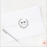Elegant Wreath Monogram Wedding Ronde Sticker<br><div class="desc">Dit klassieke en elegante ontwerp kenmerkt een opvallende botanische kreet met monogram en minimale schone doopvonten. Bewerk eenvoudig de lettertypekleuren door op de knop Ontwerpgereedschap bewerken te klikken. Bekijk het hele collectie voor meer overeenkomende objecten!</div>