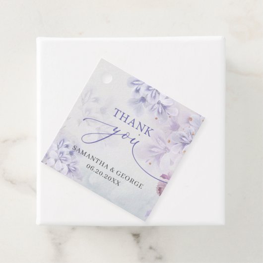 Elegant zacht pastel paarse lentesbloemen bruiloft bedankjes labels (In situ)