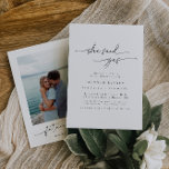 Elegant "Ze zei ja" Foto Vrijgezellenfeest Kaart<br><div class="desc">Dit is een moderne minimalistische uitnodiging voor een bruidsdouche met een prachtig kalligrafie lettertype in combinatie met een eenvoudig serif lettertype. De cursieve letters kunnen niet worden getypt met, maar de kleuren kunnen worden gewijzigd en de tekst kan worden verplaatst. Alle andere onderdelen zijn 100% bewerkbaar // Voor overeenkomende design,...</div>