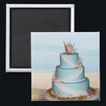 Elegant Zee Shell Wedding cake Magneet<br><div class="desc">Het ontwerp van de Seashell-taart voor de bruiloft - zeeslauw op een zandig strand met een waterverf oceaan op de achtergrond. Ideaal voor strandstranden of tropische eilandbestemmingen.. gunsten, geschenken en nog veel meer. Seashell bruiloft taart ontworpen door<_http3a_ _www.confectionarydesigns.com22_="">Confectionaire Design die het grotere gebied NY/NJ bedienen. Laat uw uitnodigingen in stijl...</div>