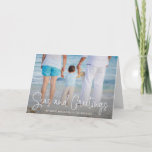 Elegant Zeeen en Greetings Beach Feestdagen Kaart<br><div class="desc">Verstuur een feestvreugde met deze nautische gevouwen kerstkaart met een eenvoudig design met de woorden "Zeeen en groeten" in een elegant, dun wit script, samen met uw bericht op uw favoriete horizontale strandvakantiefoto. Voeg uw persoonlijk bericht aan de binnenkant toe of schrap de tekst als u uw bericht wilt hand...</div>