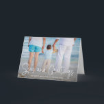 Elegant Zeeen en Greetings Beach Feestdagen Kaart<br><div class="desc">Verstuur een feestvreugde met deze nautische gevouwen kerstkaart met een eenvoudig design met de woorden "Zeeen en groeten" in een elegant, dun wit script, samen met uw bericht op uw favoriete horizontale strandvakantiefoto. Voeg uw persoonlijk bericht aan de binnenkant toe of schrap de tekst als u uw bericht wilt hand...</div>
